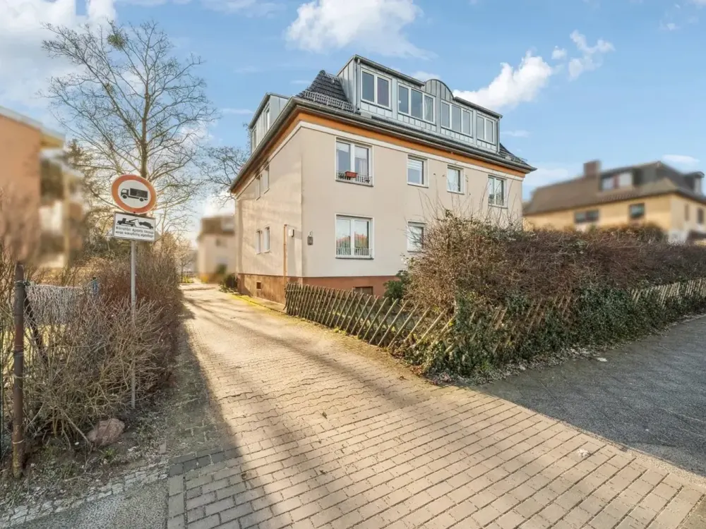 Exklusive möblierte und helle 3-Zimmer-Dachgeschosswohnung mit Südterrasse