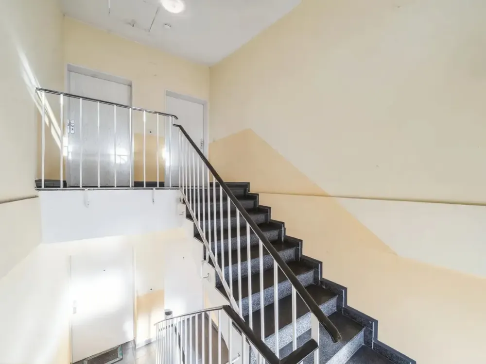 Exklusive möblierte und helle 3-Zimmer-Dachgeschosswohnung mit Südterrasse