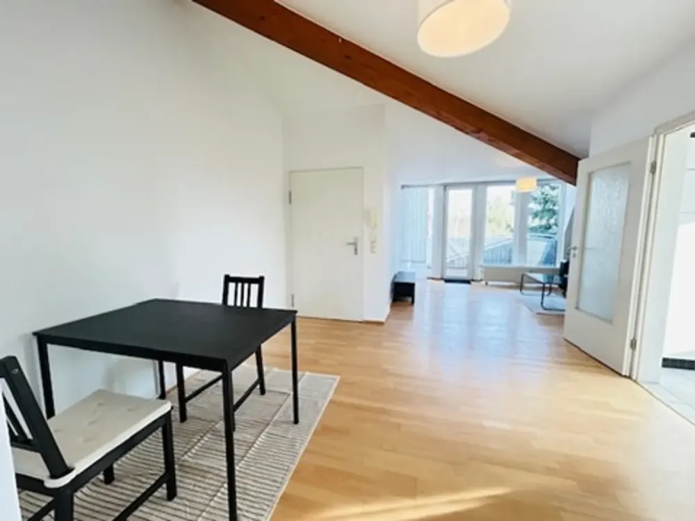 Exklusive möblierte und helle 3-Zimmer-Dachgeschosswohnung mit Südterrasse