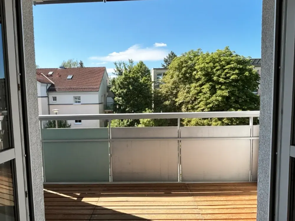 Balcony & Bathtub // Practical 3-Room Apartment // Short-Term Move-In Possible