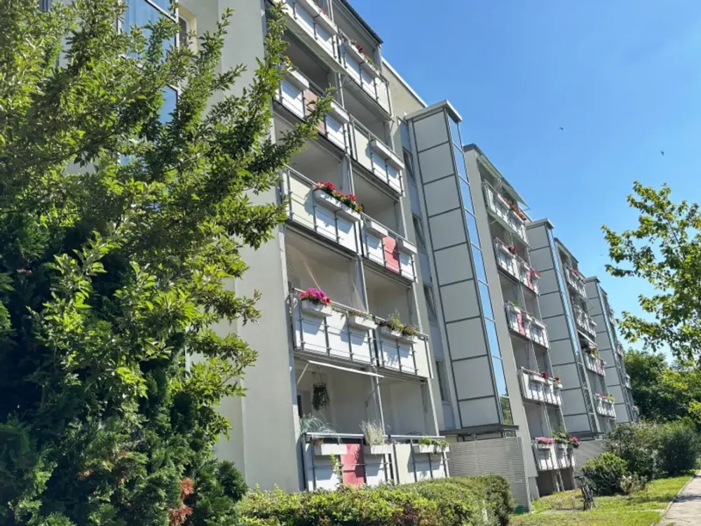 Balcony & Bathtub // Practical 3-Room Apartment // Short-Term Move-In Possible