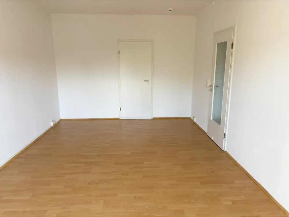 Balcony & Bathtub // Practical 3-Room Apartment // Short-Term Move-In Possible