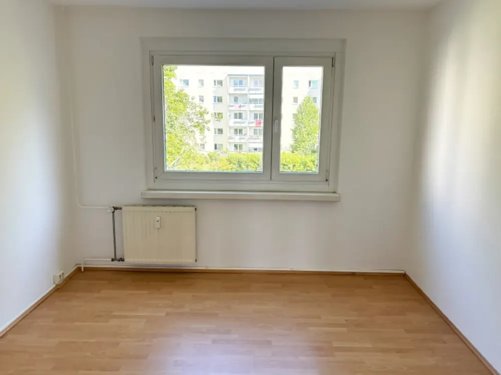 Balcony & Bathtub // Practical 3-Room Apartment // Short-Term Move-In Possible