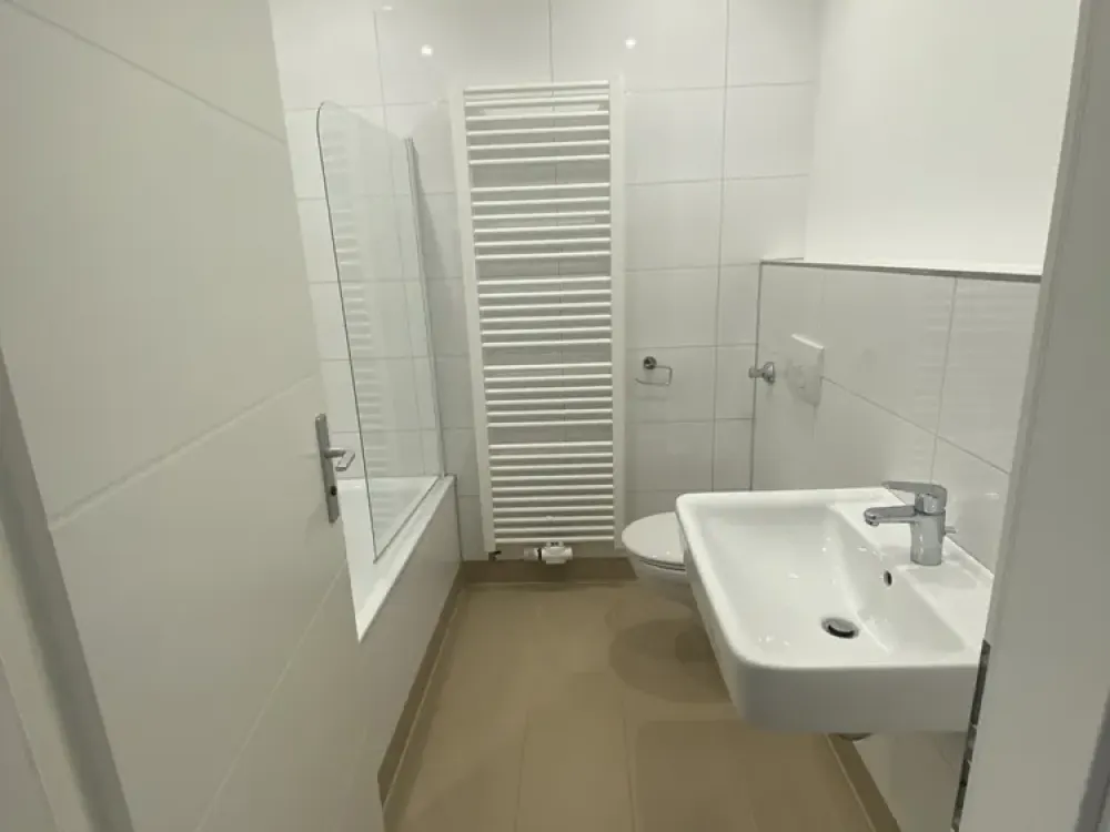 Modernes Wohnen im Altbau: 3 Zimmer mit 2 Balkonen in D-Friedrichstadt