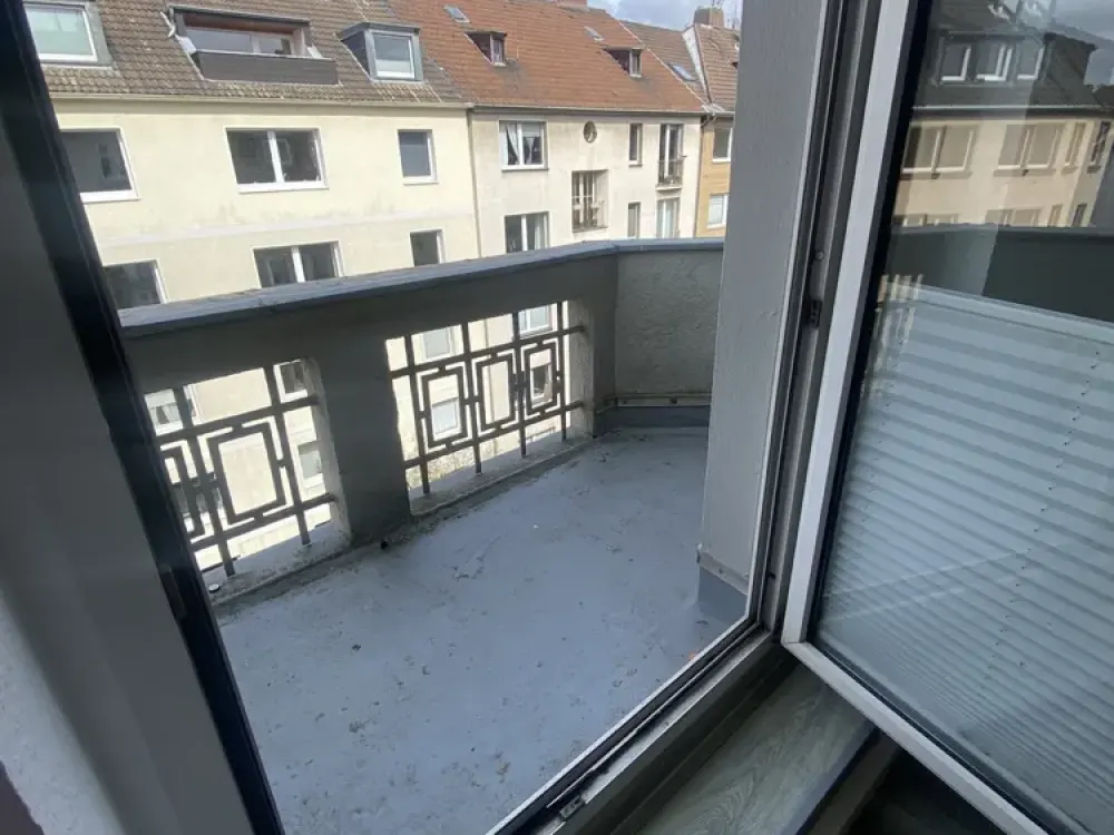 Modernes Wohnen im Altbau: 3 Zimmer mit 2 Balkonen in D-Friedrichstadt