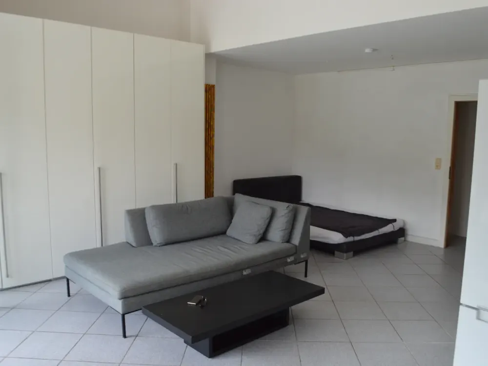 Möbliertes 1 Zimmer-Apartment im Erdgeschoß, mit großem Garten, für 12-24 Monate