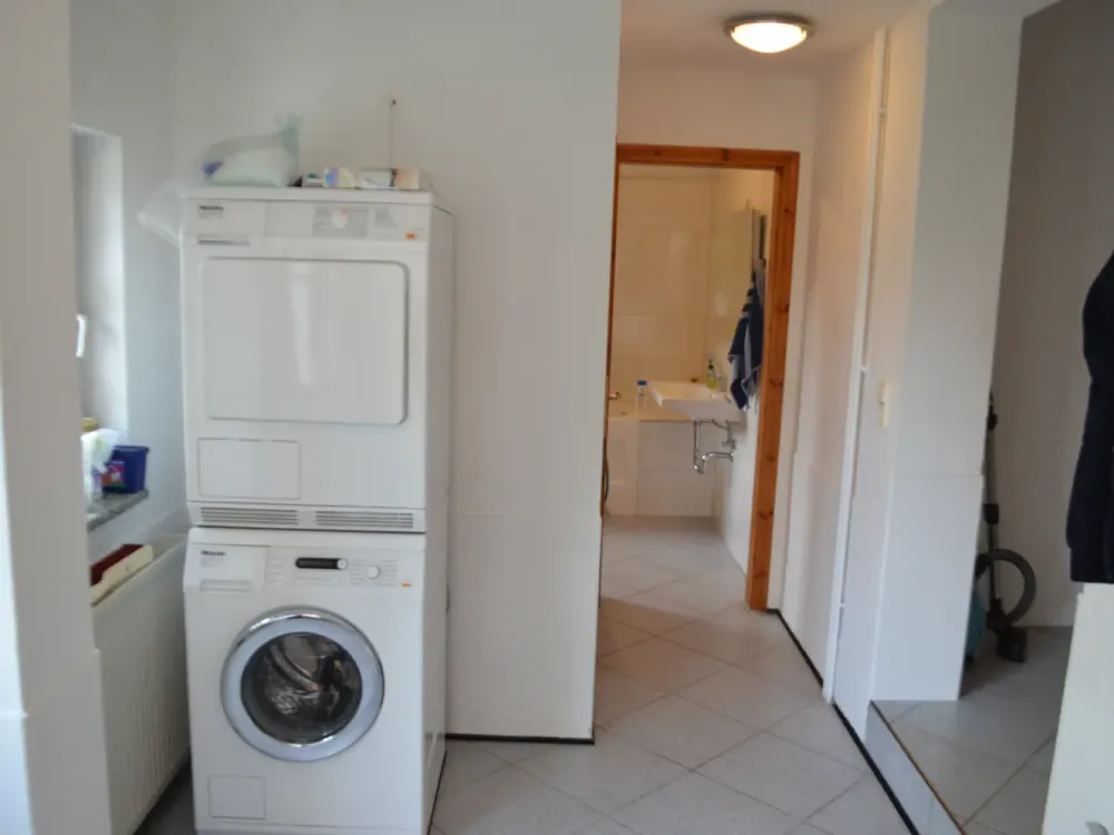 Möbliertes 1 Zimmer-Apartment im Erdgeschoß, mit großem Garten, für 12-24 Monate