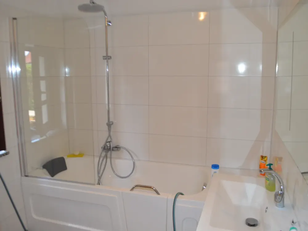 Möbliertes 1 Zimmer-Apartment im Erdgeschoß, mit großem Garten, für 12-24 Monate