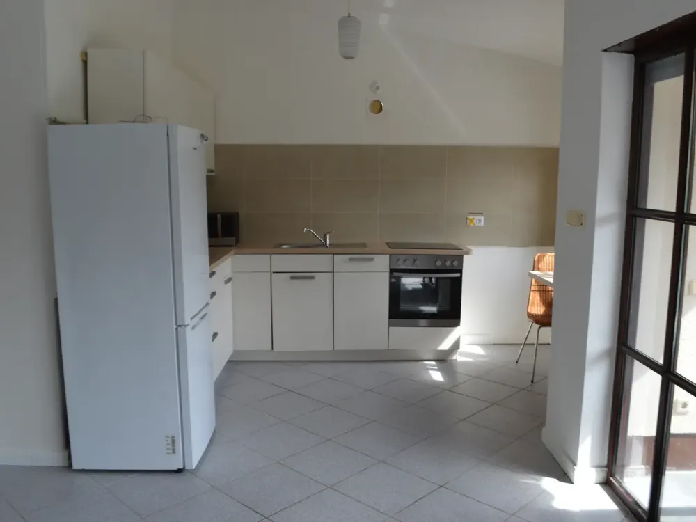 Möbliertes 1 Zimmer-Apartment im Erdgeschoß, mit großem Garten, für 12-24 Monate