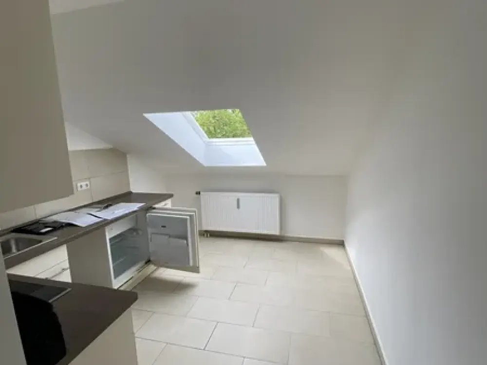 ** 1 ZIMMER APARTMENT MIT SEP. KÜCHE und EBK * möbliert * BAD MIT WANNE * PARKETT *
