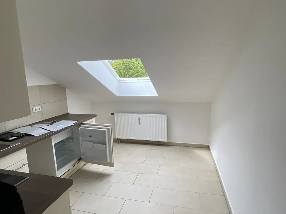 ** 1 ZIMMER APARTMENT MIT SEP. KÜCHE und EBK * möbliert * BAD MIT WANNE * PARKETT *