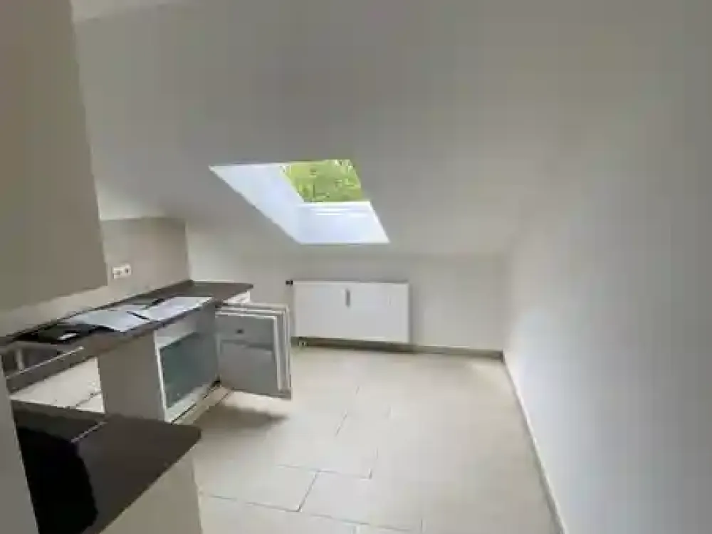 ** 1 ZIMMER APARTMENT MIT SEP. KÜCHE und EBK * möbliert * BAD MIT WANNE * PARKETT *