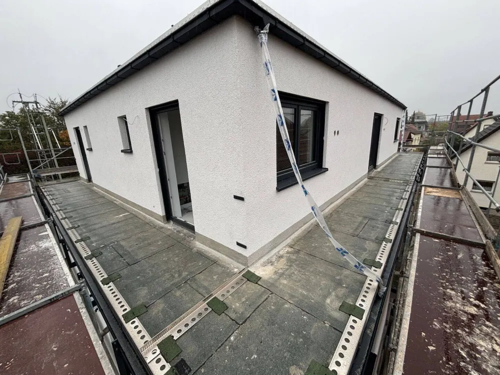 Neubau. Dachgeschoss. Terrasse. Kompakt. Komplett eingerichtet. Alle Nebenkosten inklusive.