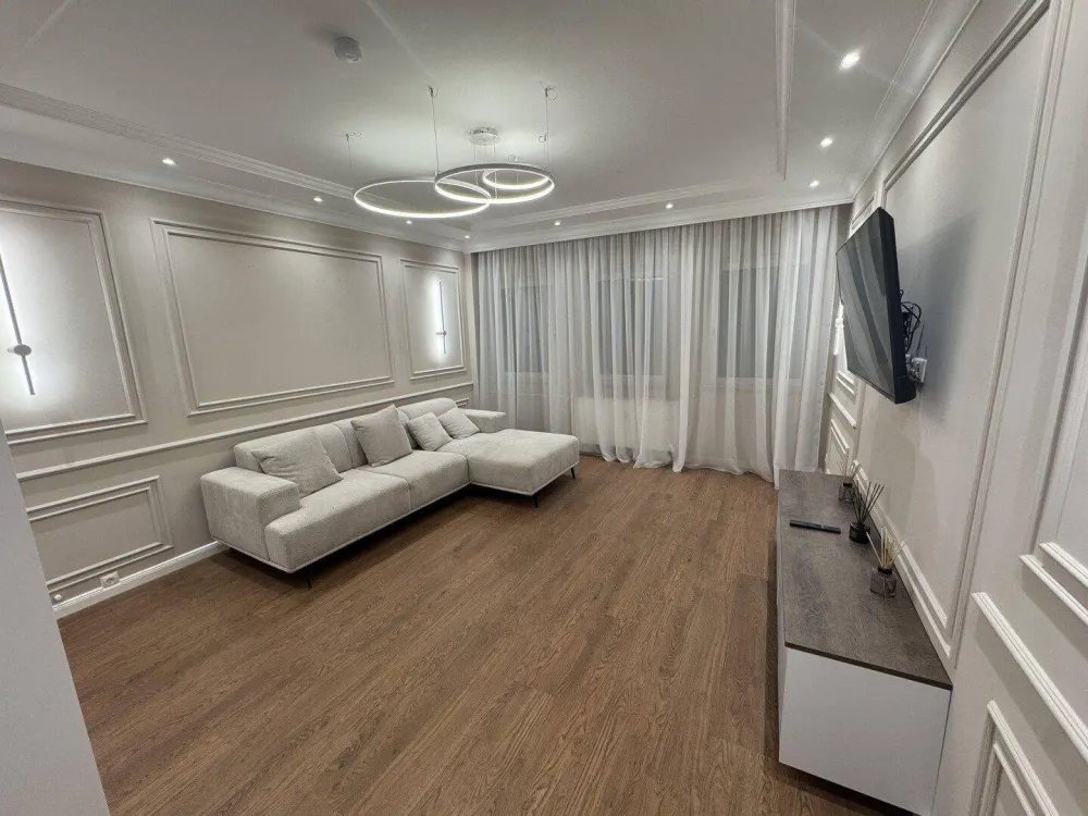 High-quality furnished 2-room apartment with balcony, built-in wardrobes & electric shutters