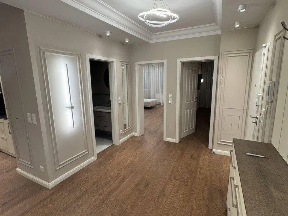 High-quality furnished 2-room apartment with balcony, built-in wardrobes & electric shutters