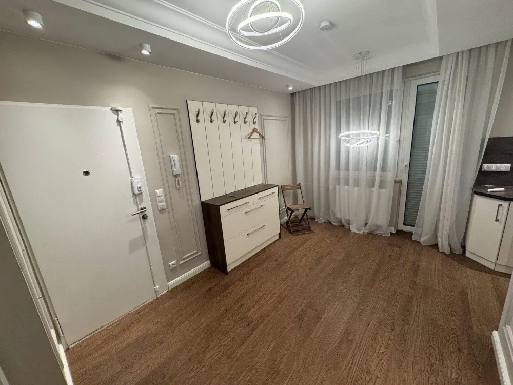 High-quality furnished 2-room apartment with balcony, built-in wardrobes & electric shutters