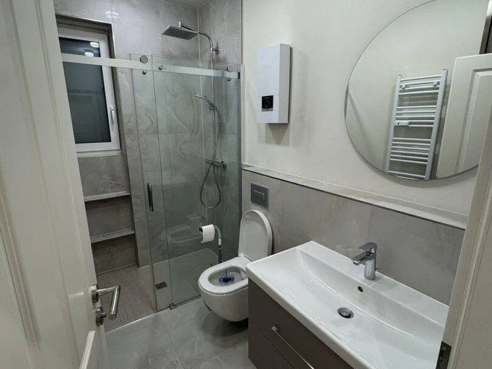 High-quality furnished 2-room apartment with balcony, built-in wardrobes & electric shutters