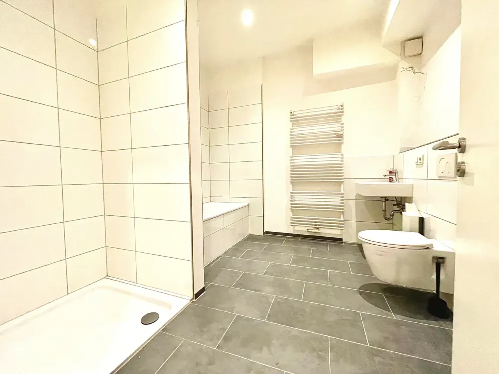 Renovierte Erdgeschosswohnung mit Terrasse und offen-moderner Küche