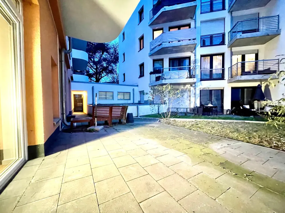 Renovierte Erdgeschosswohnung mit Terrasse und offen-moderner Küche