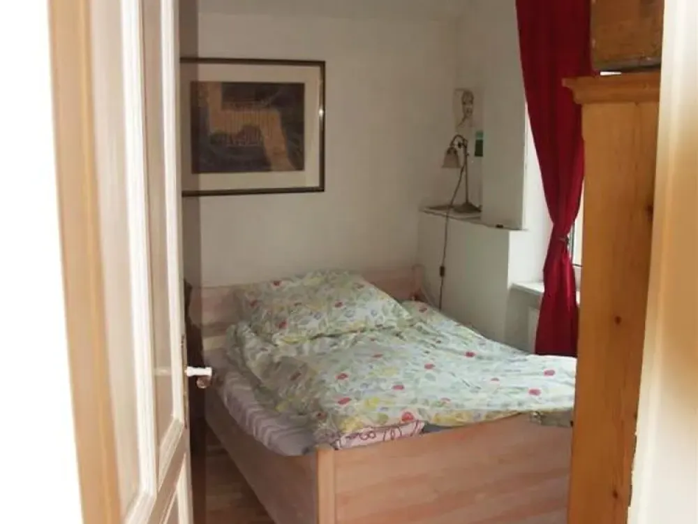 Frankfurt Nordend 2-Room Old Building, Commission-Free, Bright, NO Balcony