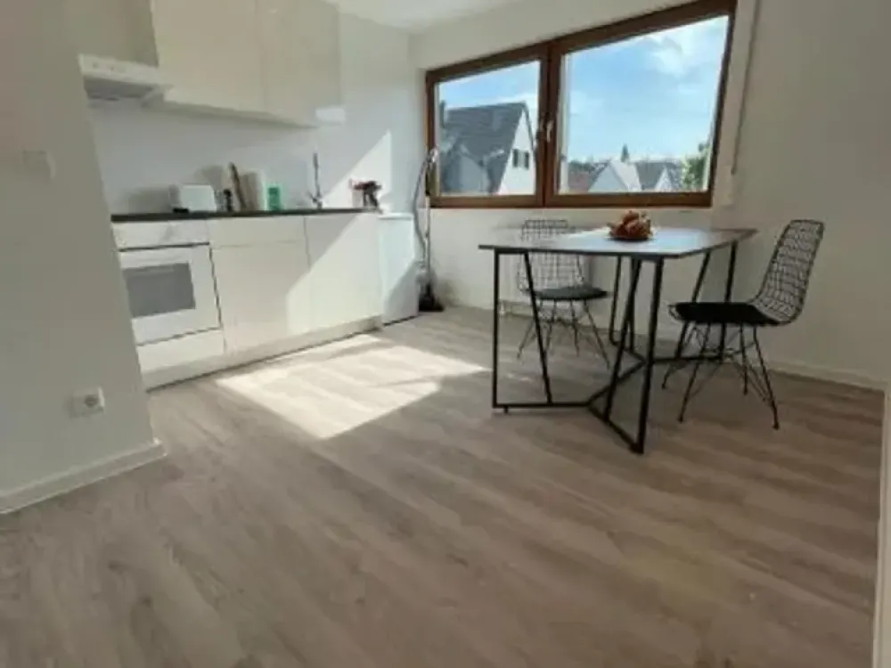 Wunderschöne vollmöblierte 2 Zimmer Wohnung mit Balkon