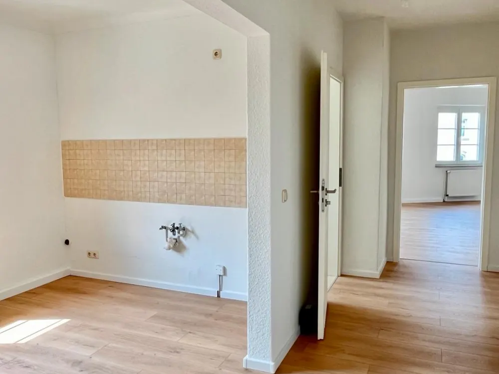 helle, renovierte 2,5-Zimmer Wohnung mit neuer Küche