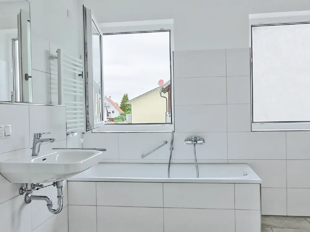 GILCHING: EXTREM ENERGIESPARENDES WOHNEN IN KFW42-HAUS MIT FERNWÄRME