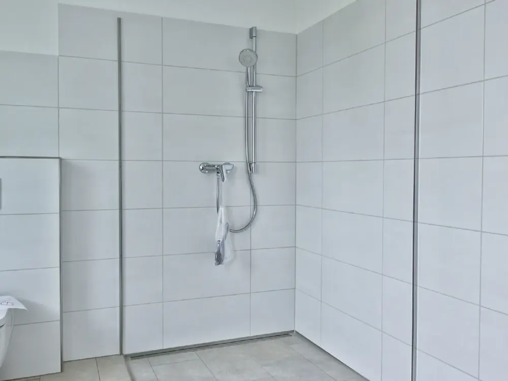 GILCHING: EXTREM ENERGIESPARENDES WOHNEN IN KFW42-HAUS MIT FERNWÄRME