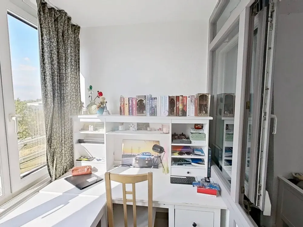 Cozy 1.5-Room Apartment with Great Conservatory in Hannover-Bemerode