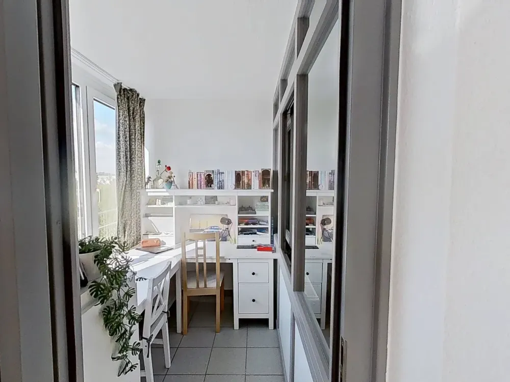 Cozy 1.5-Room Apartment with Great Conservatory in Hannover-Bemerode