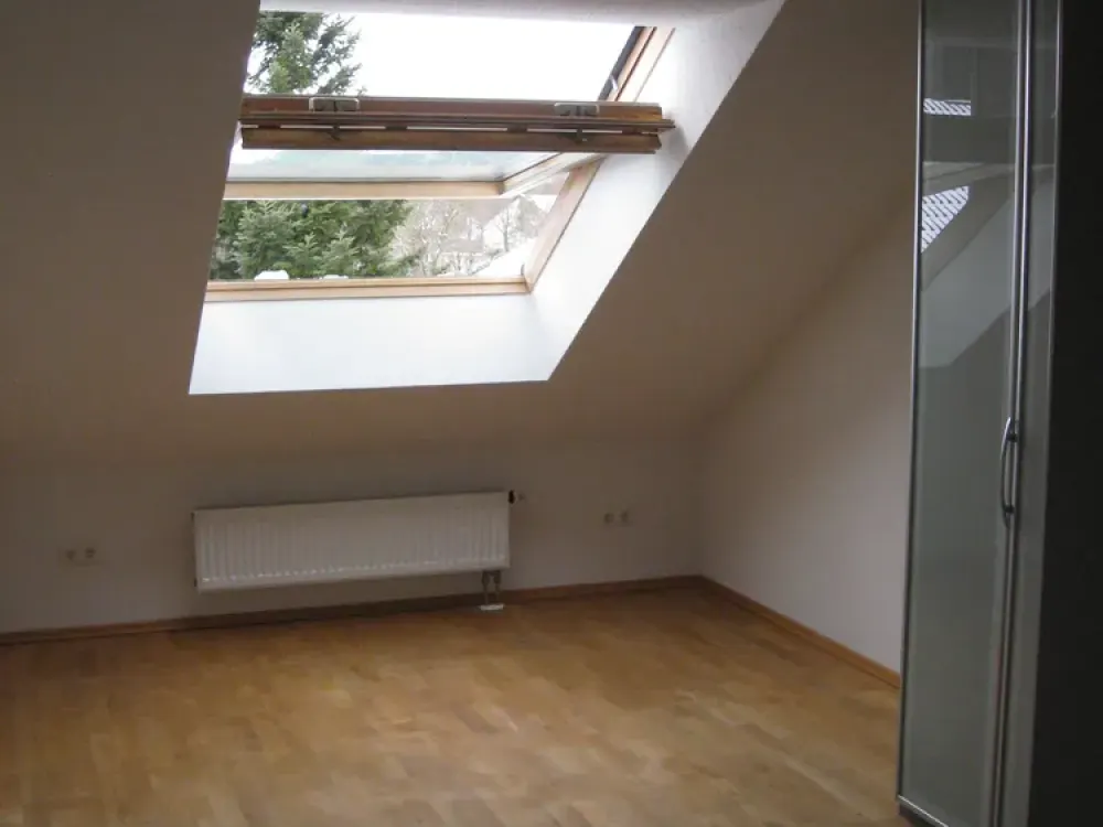 Lichtdurchflutete 3-Zimmer Dachgeschosswohnung mit Balkon in München-Trudering