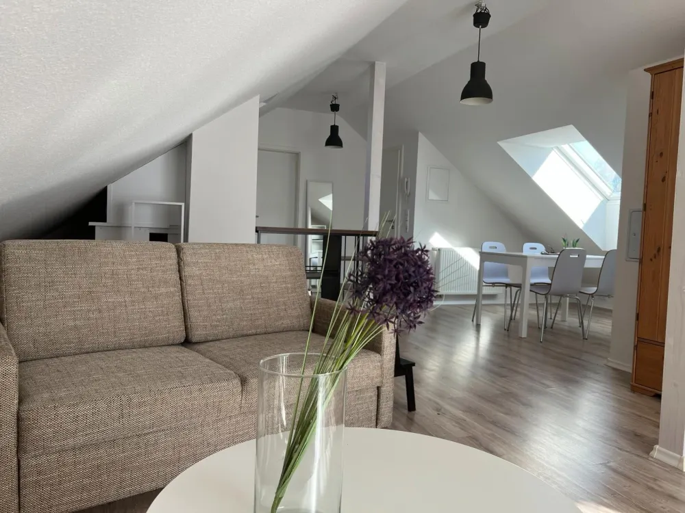 Helle offene Dachgeschoßwohnung, möbliert, perfekt gedämmt, S4