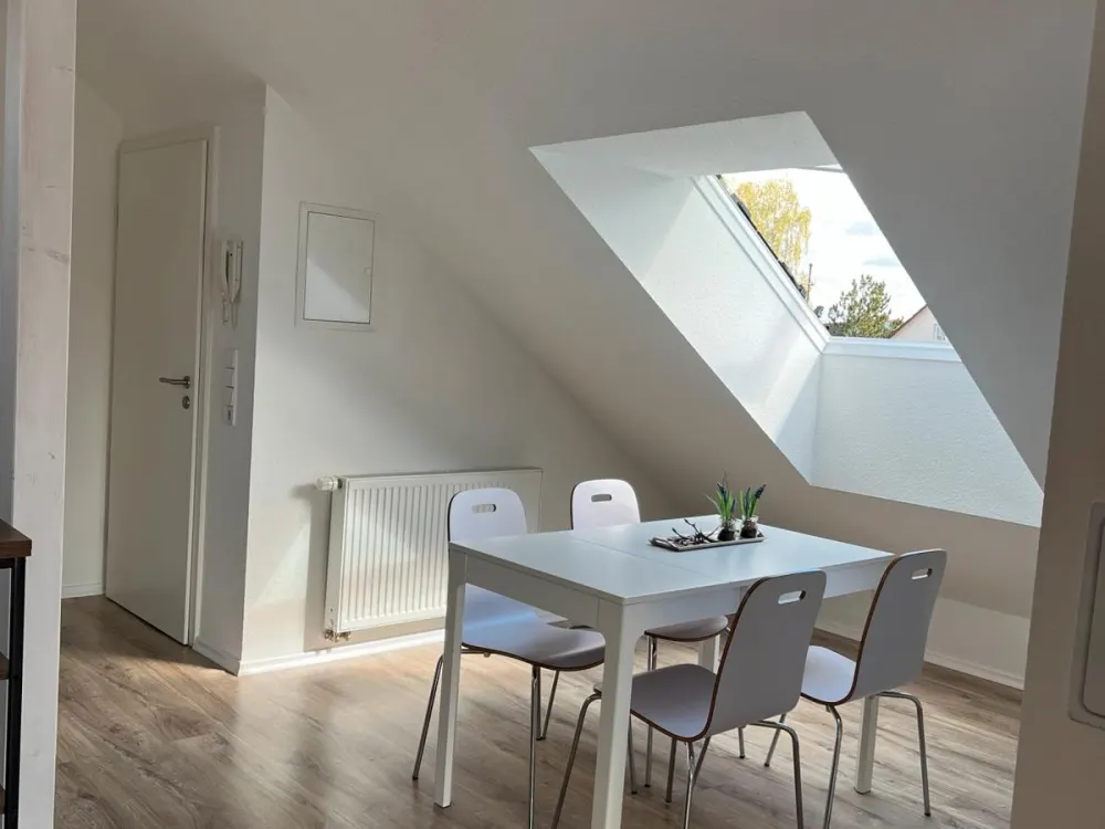 Helle offene Dachgeschoßwohnung, möbliert, perfekt gedämmt, S4