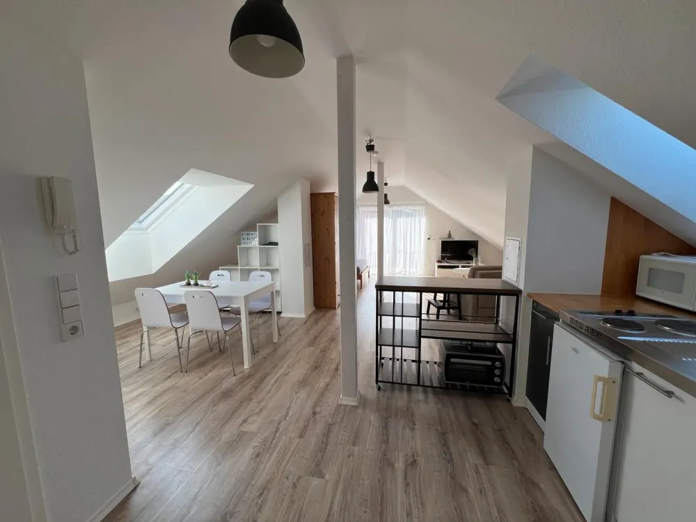 Helle offene Dachgeschoßwohnung, möbliert, perfekt gedämmt, S4