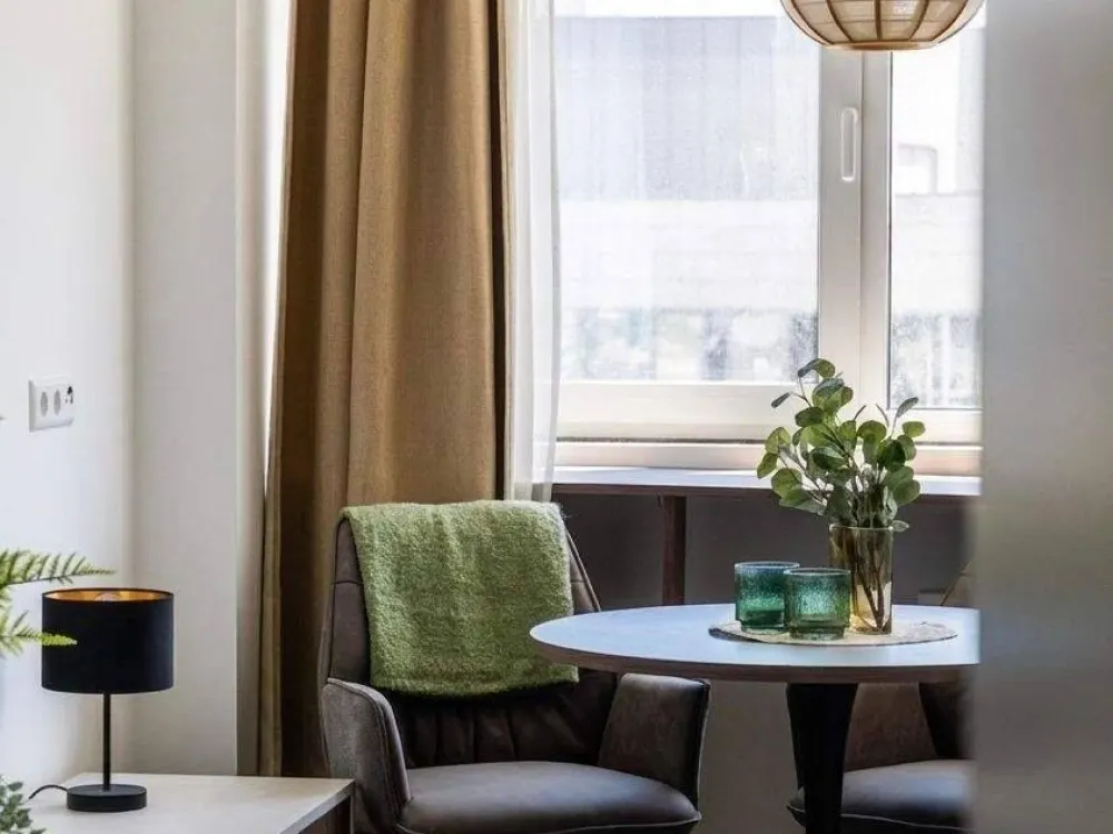 Erstbezug nach Kernsanierung: Modernes City-Apartment mit EBK, Concierge & Skyline-Dachterrassen