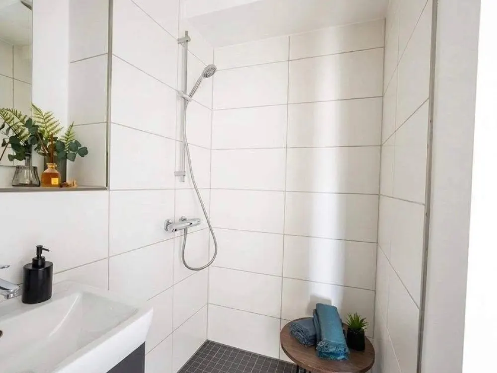 Erstbezug nach Kernsanierung: Modernes City-Apartment mit EBK, Concierge & Skyline-Dachterrassen