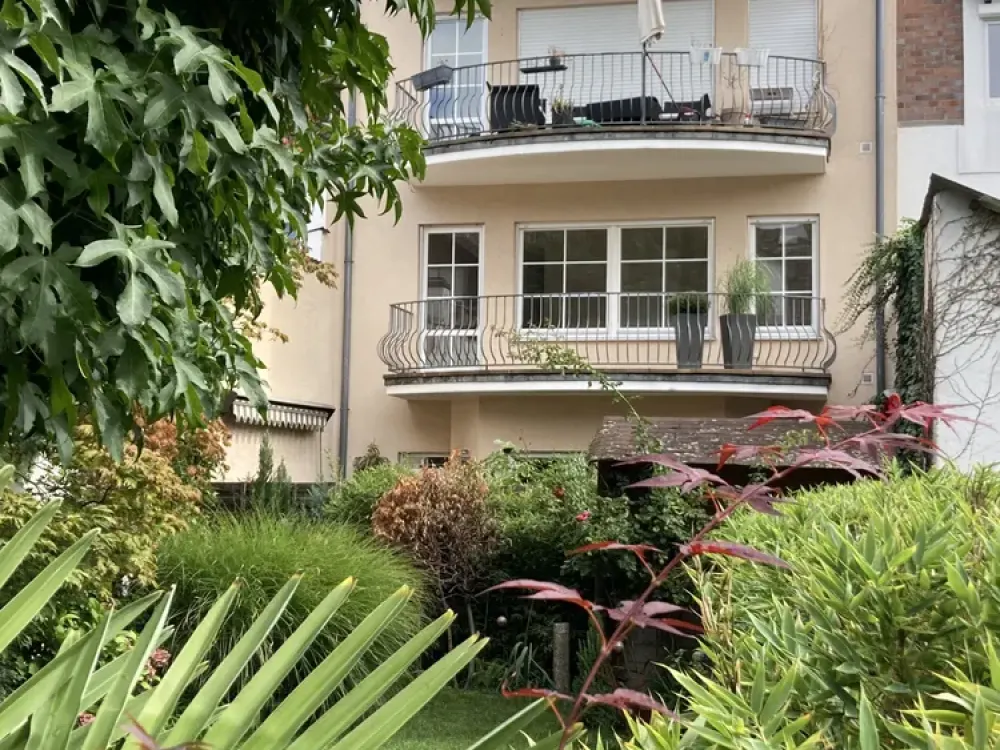 Zentral gelegene, 2 Zimmer-Wohnung mit großem Balkon, Blick ins Grüne und Kamin