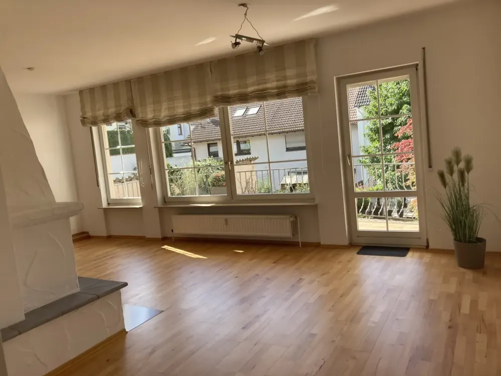 Zentral gelegene, 2 Zimmer-Wohnung mit großem Balkon, Blick ins Grüne und Kamin