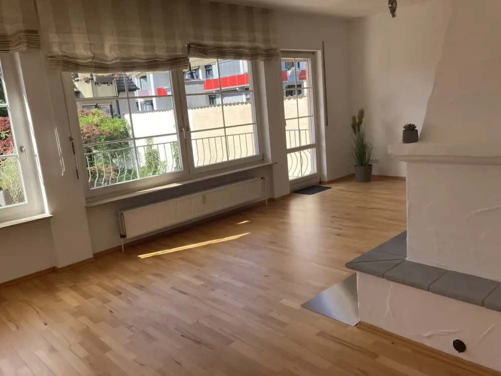Zentral gelegene, 2 Zimmer-Wohnung mit großem Balkon, Blick ins Grüne und Kamin