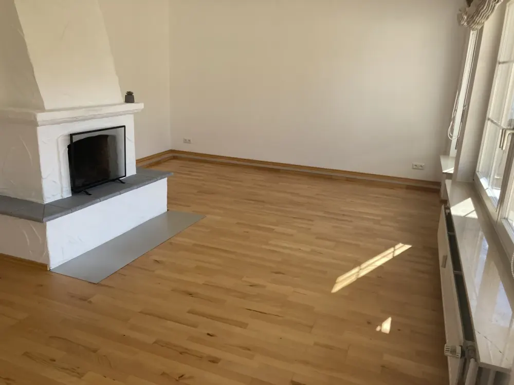 Zentral gelegene, 2 Zimmer-Wohnung mit großem Balkon, Blick ins Grüne und Kamin