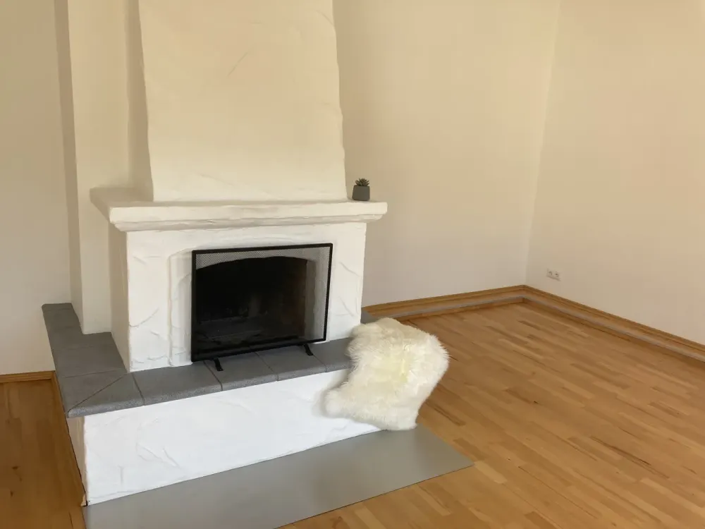 Zentral gelegene, 2 Zimmer-Wohnung mit großem Balkon, Blick ins Grüne und Kamin