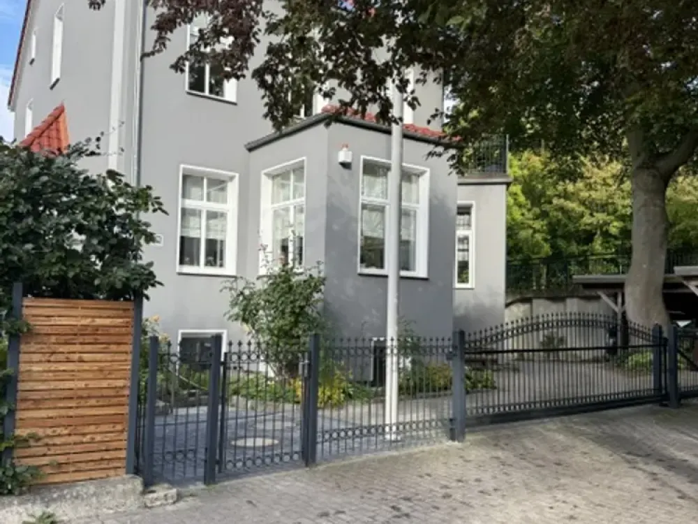 Tessiner Straße...beautiful "garden level" apartment