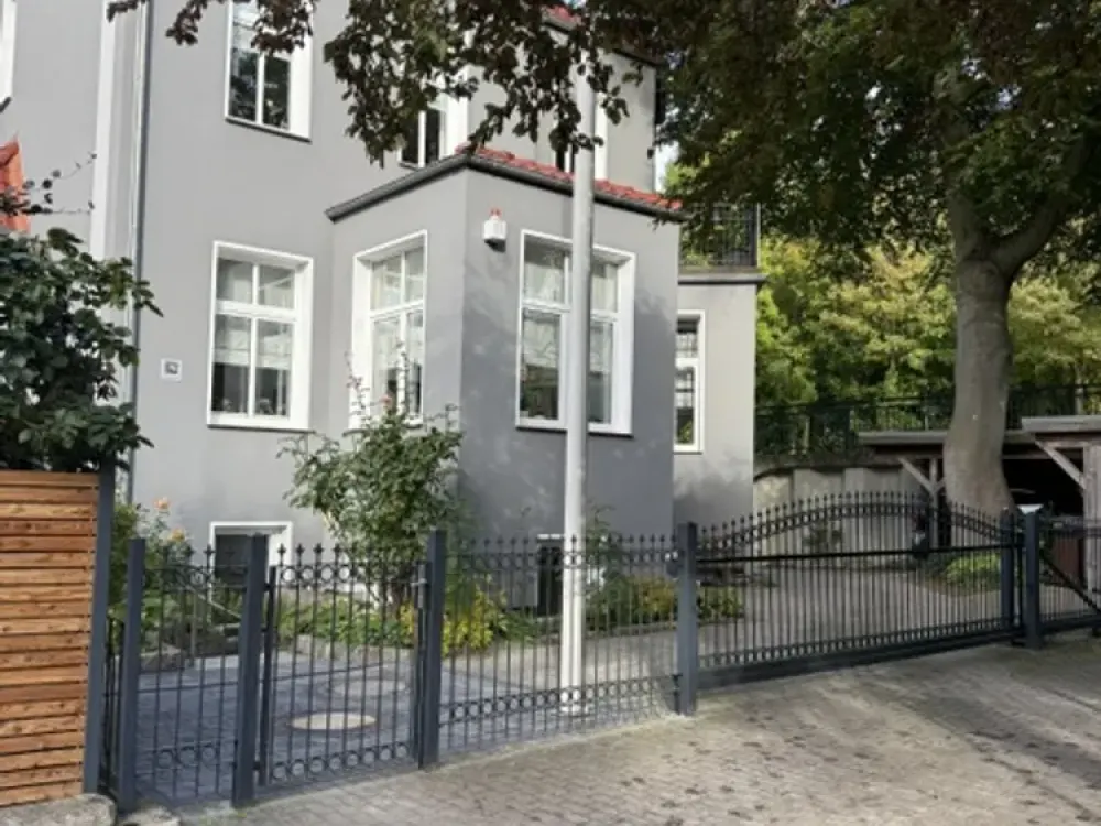 Tessiner Straße...beautiful "garden level" apartment