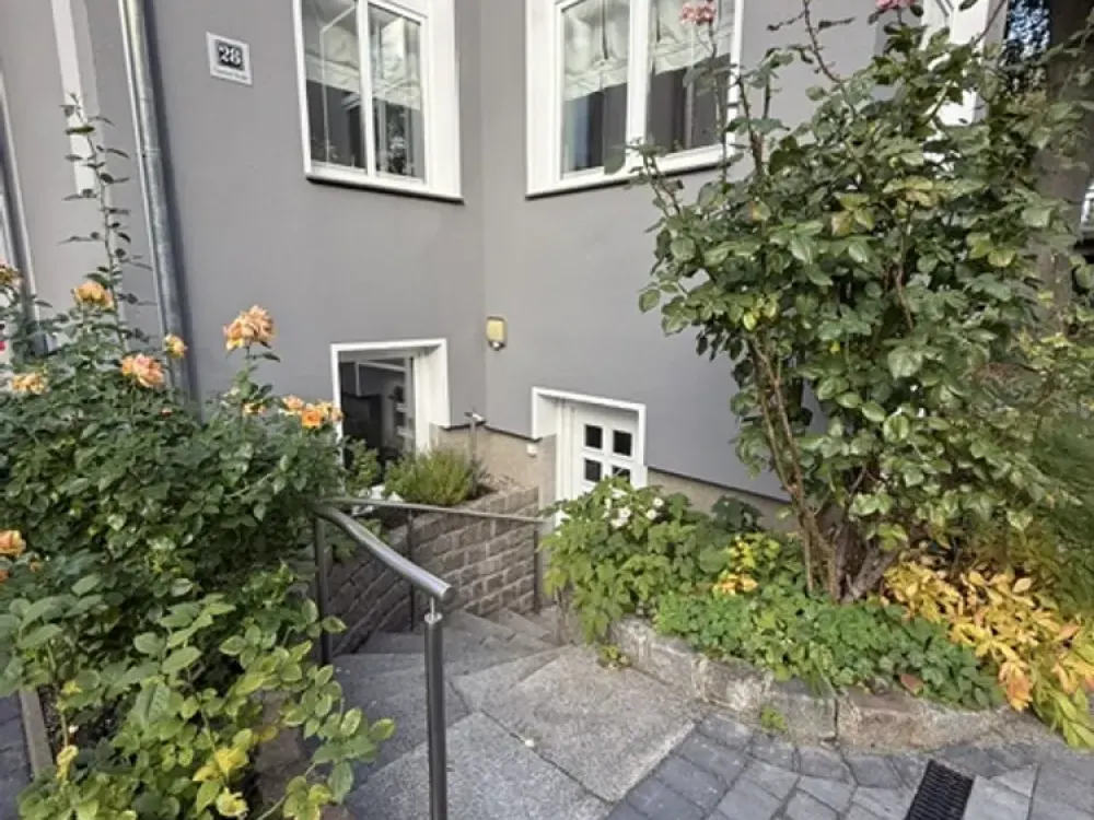 Tessiner Straße...beautiful "garden level" apartment