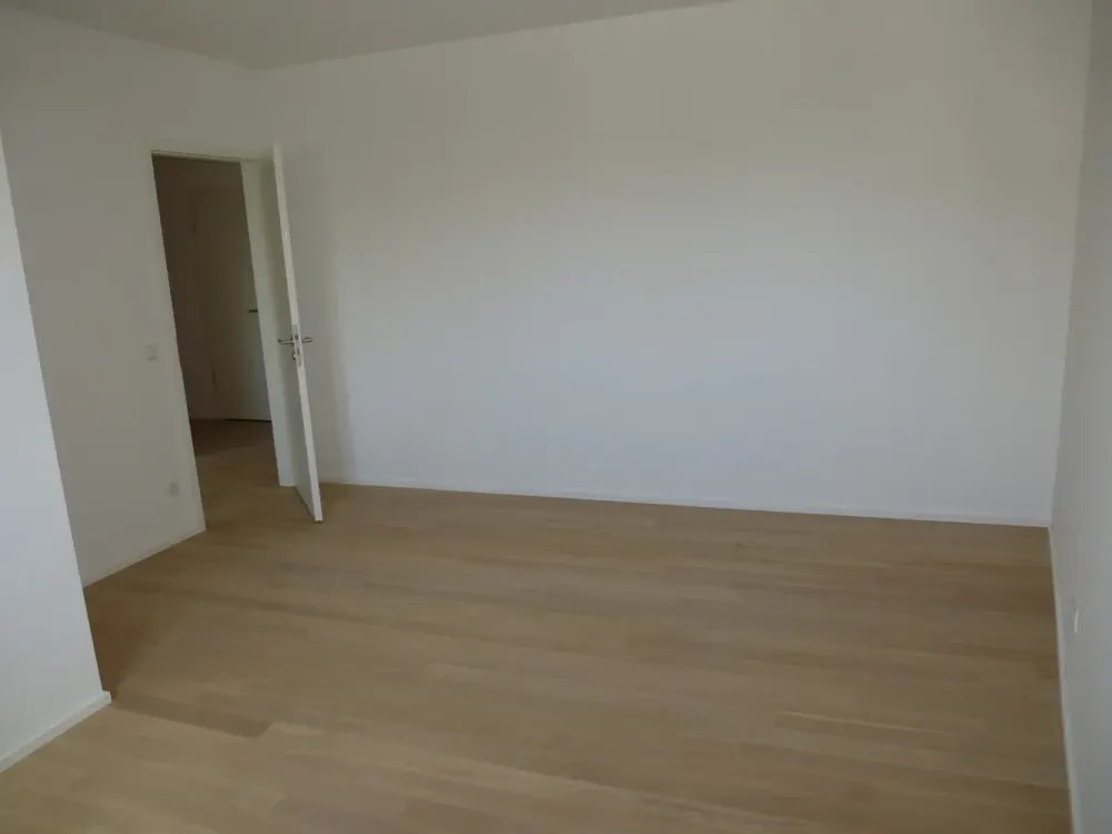 PROVISIONSFREI v. privat in Ffm-Ost - 3 Zimmer mit EBK,Balkon, inklusive TG-Stellplatz; barrierefrei