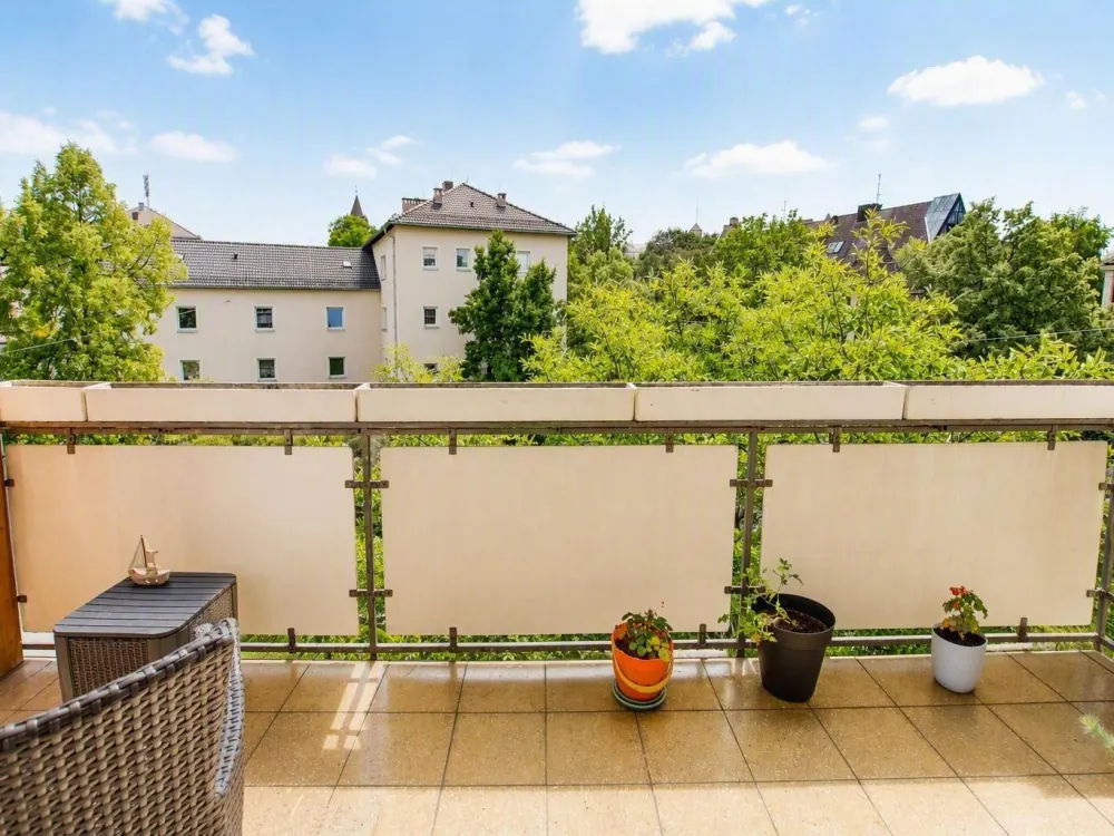 Sunlit Balcony Apartment with Green Castle View between Kaiserburg and Kaulbachplatz