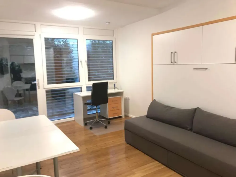 Furnished 1-Room Apartment (25 m²) in Central Location, Looking for Successor Tenant from 01.10.2026