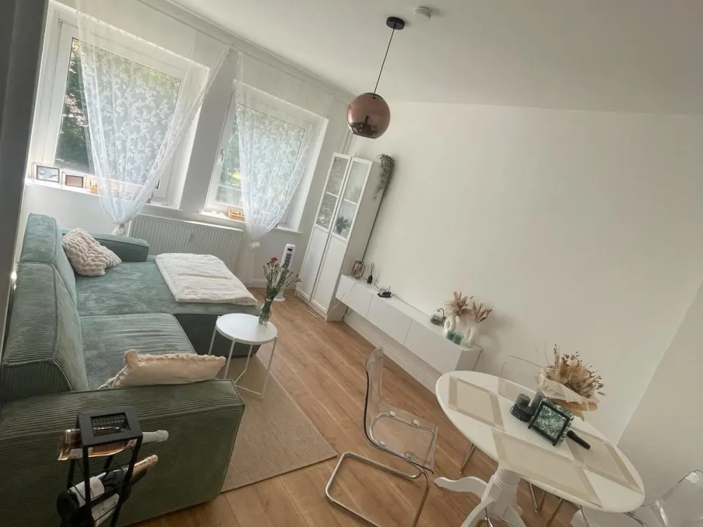 2 Zi. Whg. mit EBK + Balkon