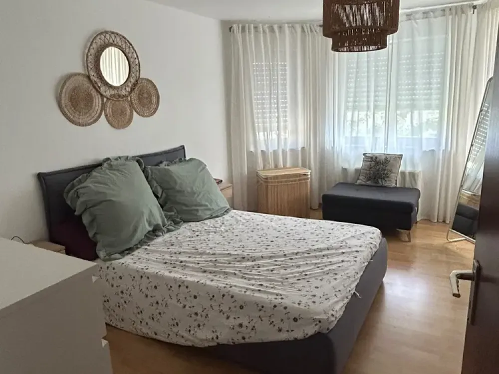 شقة مشرقة مكونة من 3 غرف مع شرفة هادئة في S-West