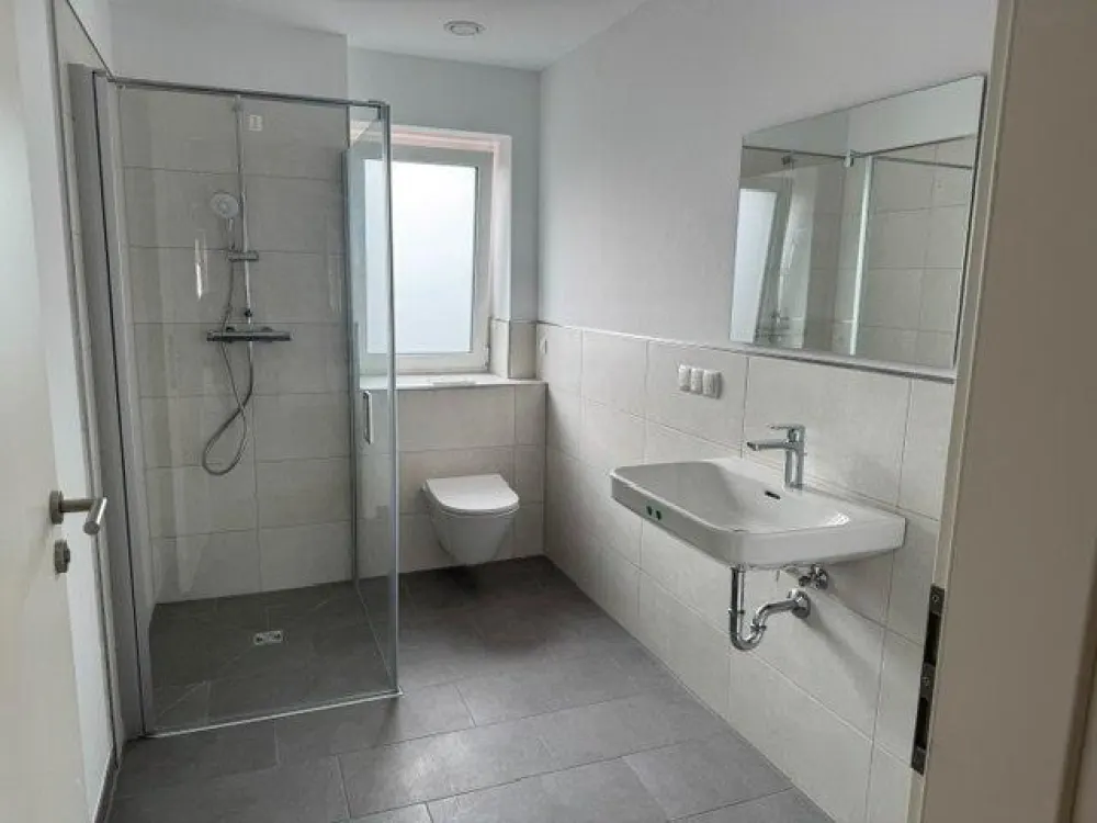 Neubau Moderne 3-Zimmer-DG im KfW 40 hochwertige WG für 2 Persone